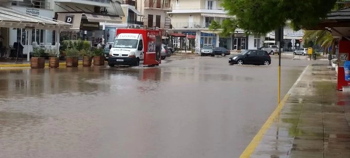 Πλημμύρισαν οι δρόμοι στο Πόρτο Χέλι από τον «Ζορμπά» (βίντεο)